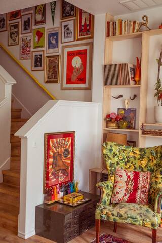 Stylish 3 bedroom home minutes from downtown. gallery image 2