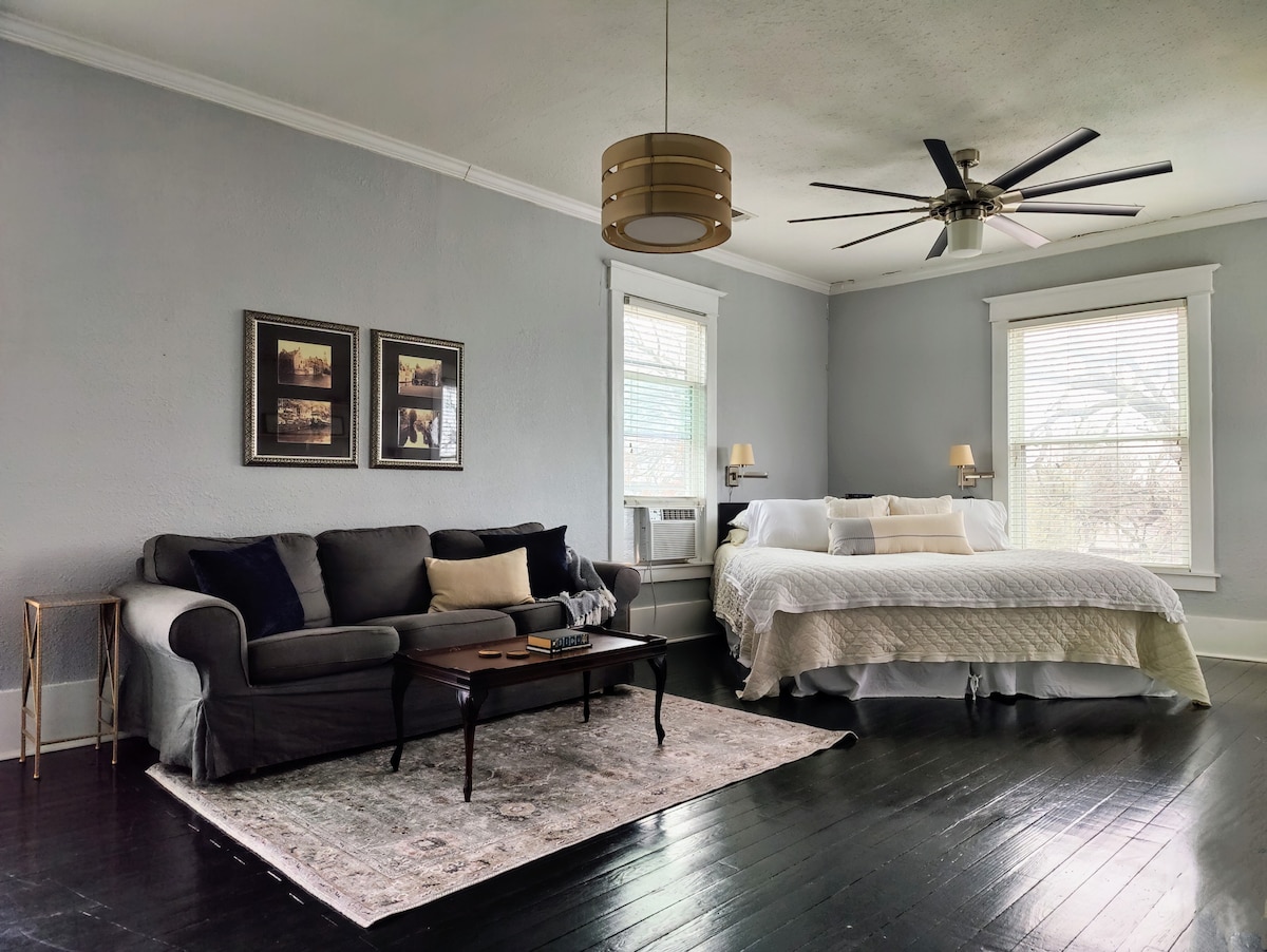 Ova glavna spavaća soba nalazi se na katu i ima vlastitu kupaonicu.