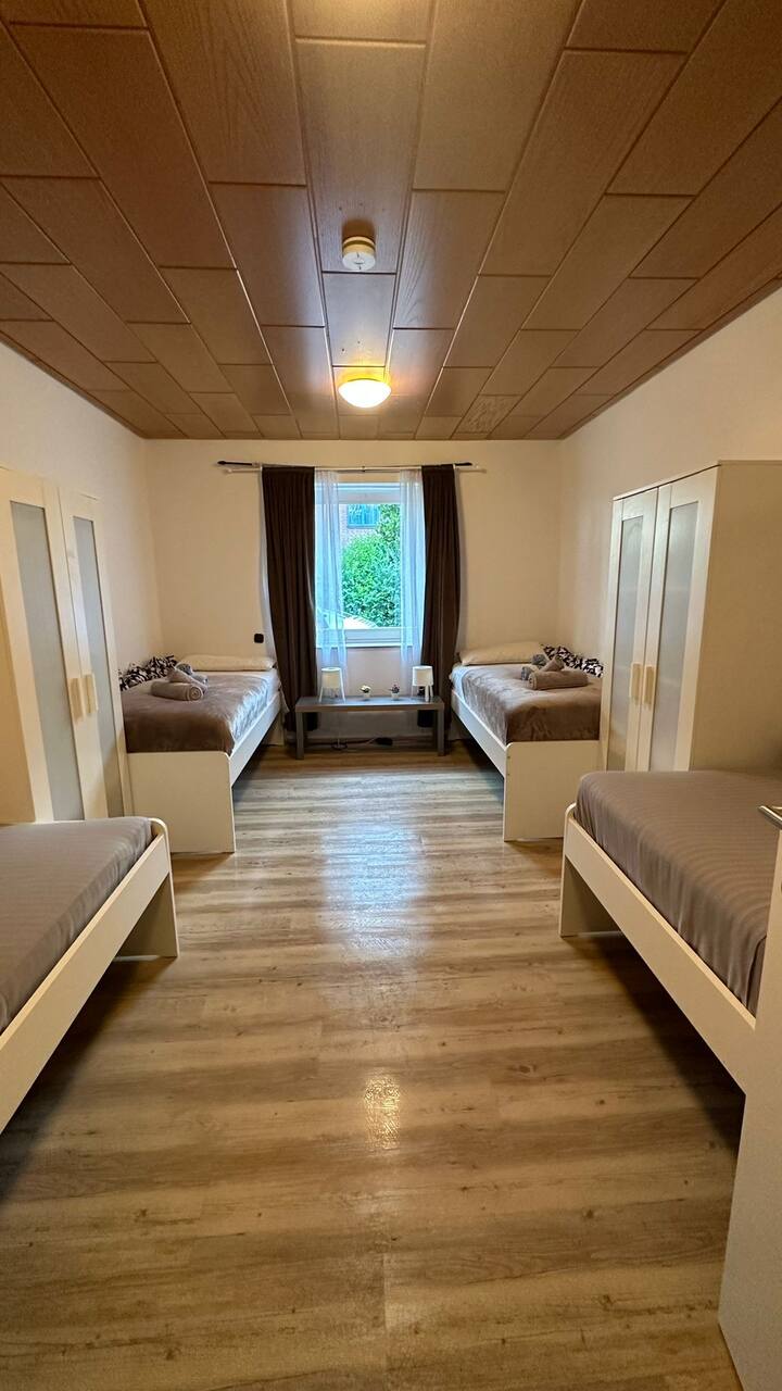  卧室设有四张单人床，空间宽敞，舒适。 两个宽敞的衣柜为衣物和个人物品提供了充足的存储空间。