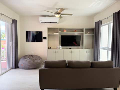 Successful Airbnb property: Prime Downtown Location, Pool, Walk to Waterfront in Quintana Roo
