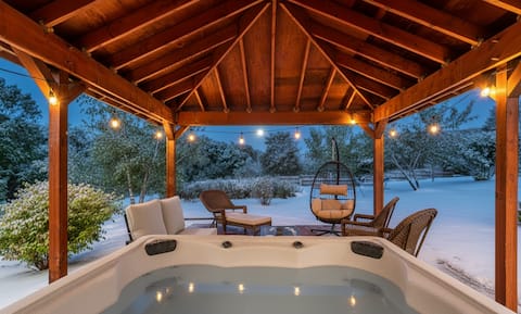 Hot Tub - Arcade- Fireplace - Pet Friendly