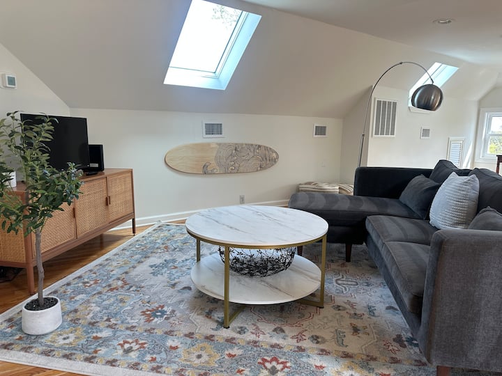 The Sabina: Sunny Duplex Apt. - Oakhurst, NJ