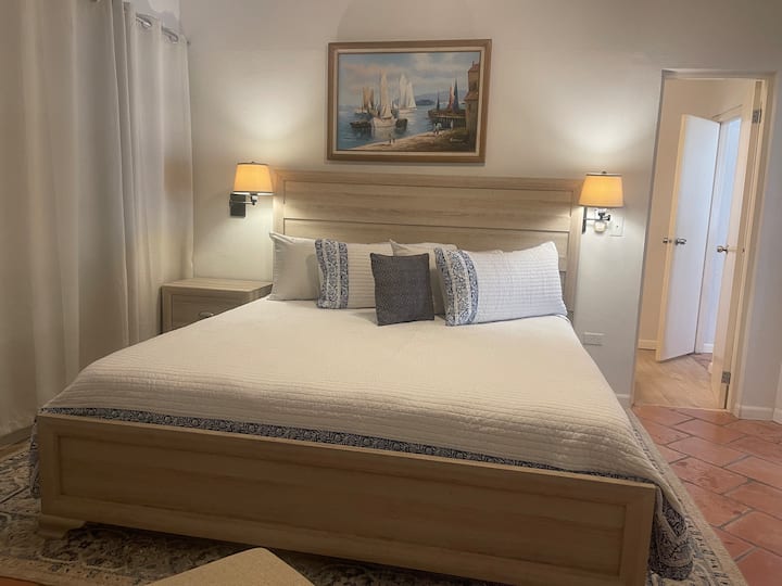 „Master“ на вториот кат со нов брачен кревет (широк 150-179 см) и приватен пристап до бањата