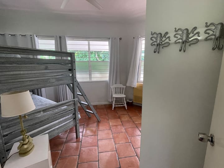 Соба на спрат со двокреветни кревети и голем плакар