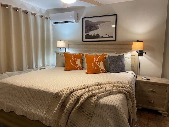 Брачен кревет (широк 150-179 см) на првиот кат со голем плакар 