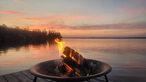 Successful Airbnb property: Waterfront Magic! on Round Lake. in Havelock Belmont Methuen