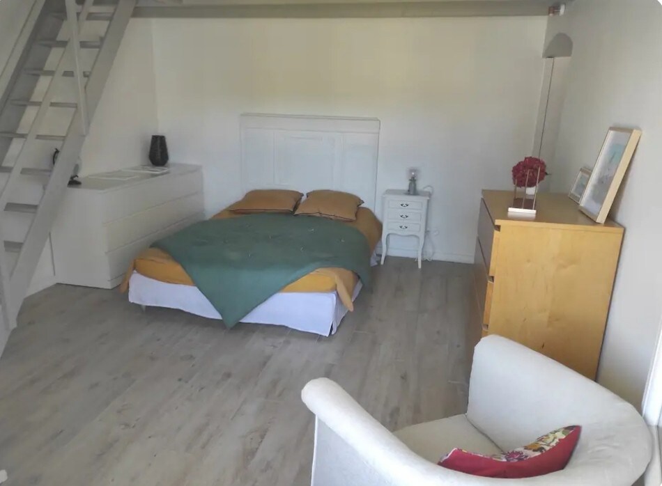 спална соба со мезанин. кревет 140*200 и кревет 80*200 во мезанинот. 