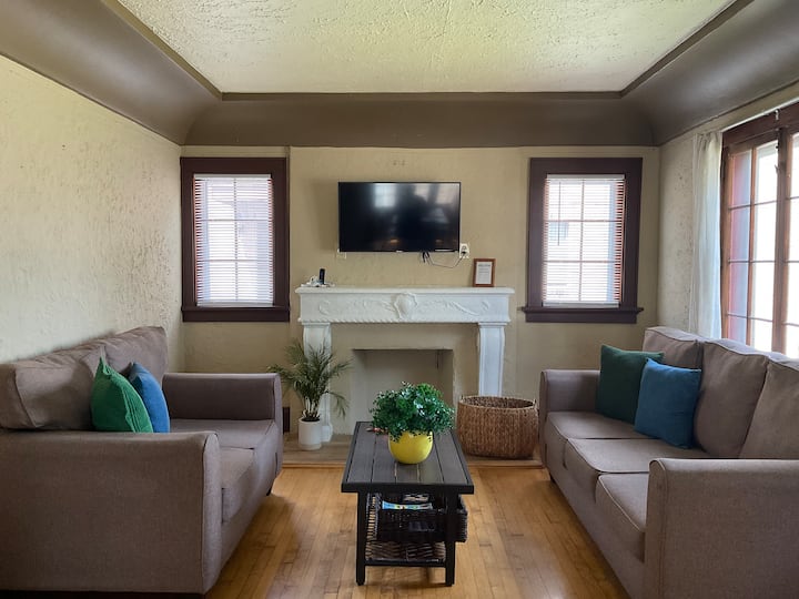 ✺ La Casita ✺ 3 Bedrooms ✺ Spacious Parking ✺ - Greenfield, WI