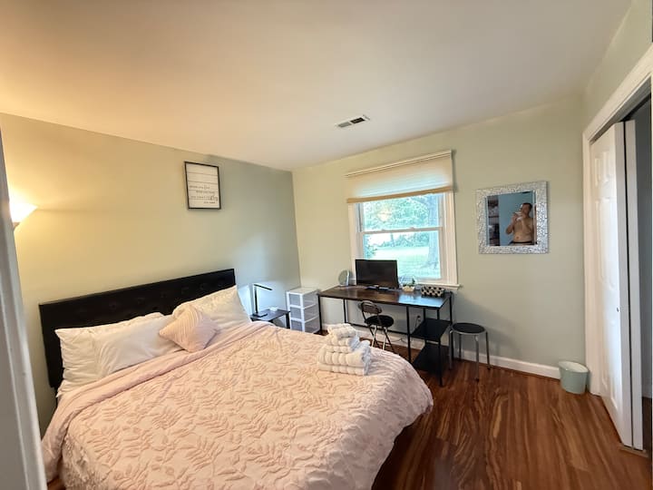 ห้องนอนอบอุ่นและตู้เสื้อผ้ากว้างขวาง 2 ตู้พร้อมวิวแม่น้ำ