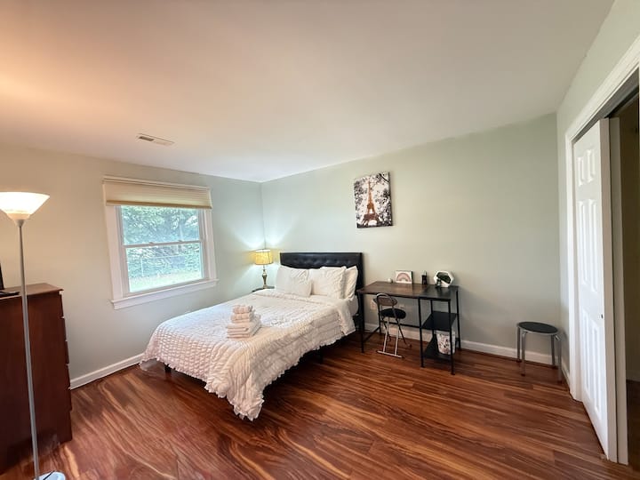 ห้องนอนขนาดใหญ่ที่มองเห็นวิวแม่น้ำ