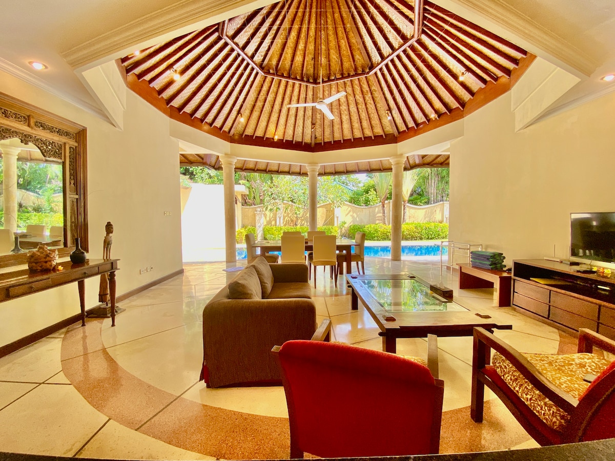 Villa in Kecamatan Denpasar Selatan · ★5.0 · 3 bedrooms · 3 beds · 3.5 private baths, сопоставимый объект Airbnb