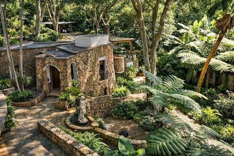 MacLeod House Guest Cottage-Nature lovers' getaway