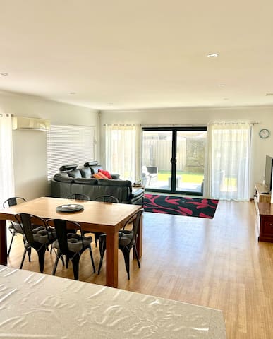 Spacious & Central ~ 4BR ~ A/C all rooms & WIFI