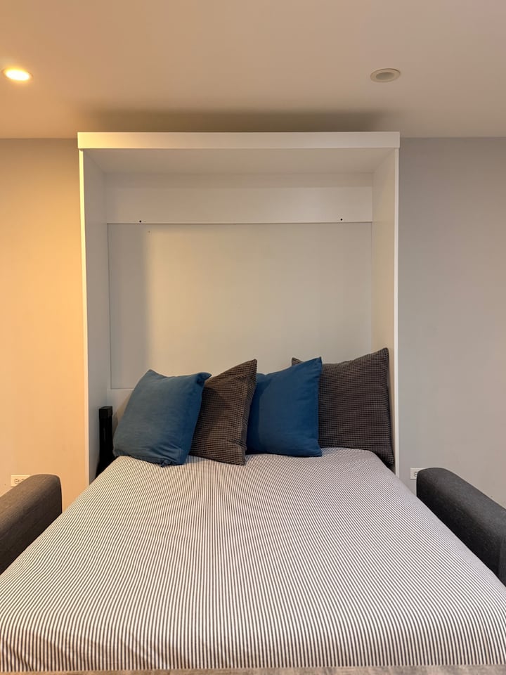 L'espace modulable au rez-de-chaussée sert à la fois de coin divertissement/salon et de deuxième chambre privée. Il comprend un lit escamotable, un matelas gonflable haut de gamme, sa propre salle de bain et des portes qui se ferment pour plus d'intimité. Le sauna est également situé juste à côté de la salle de bain.