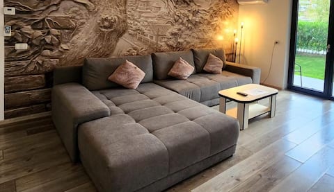 Successful Airbnb property: Apartment in residential complex with parking. in Timiș