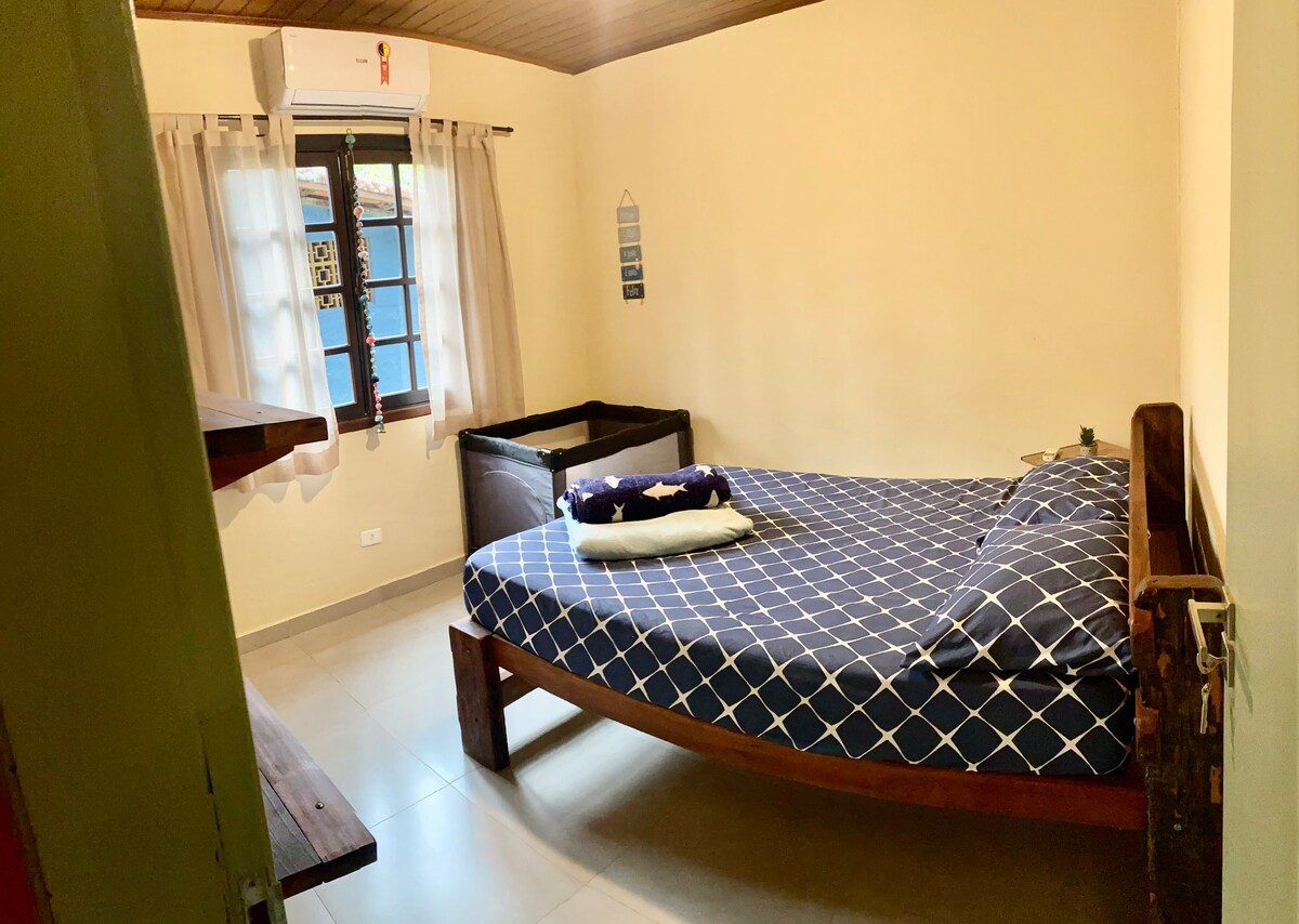 Chumba cha kulala cha ghorofa ya 3 ghorofa ya chini 
Kitanda cha watu wawili 
Kitanda kinachobebeka (kwa watoto hadi saa 15) 
Kiyoyozi 
Mito , blanketi nyepesi la malkia, shuka la elastic na makasha ya mito . 