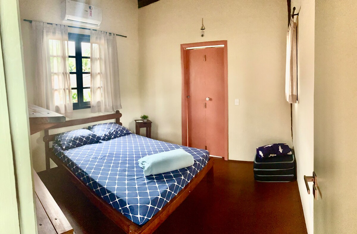 Chumba cha kwanza cha kulala juu 
Kitanda cha watu wawili 
Godoro 1 la ziada (1.80 x 0.60 x 0.10)
Kiyoyozi 
Mito , blanketi nyepesi la malkia, shuka la malkia la elastic na makasha ya mito . 