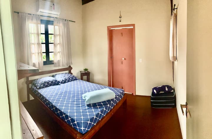 Спалня 1 горе 
Двойно легло 
1 допълнителен единичен матрак (1,80 x 0,60 x 0,10)
Климатик 
Възглавници , леко двойно одеяло, еластичен двоен чаршаф и калъфки за възглавници . 