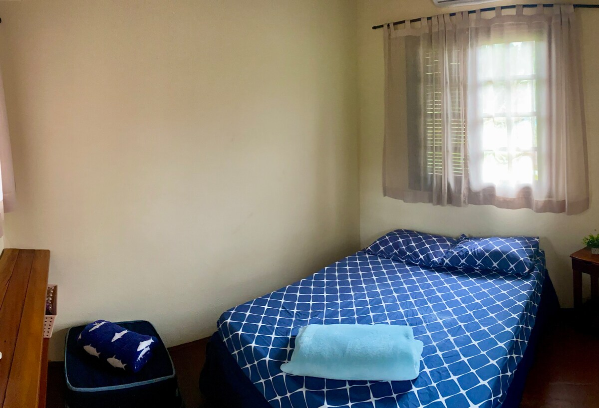 Chumba cha kwanza cha kulala juu 
Kitanda cha watu wawili 
Godoro 1 la ziada (1.80 x 0.60 x 0.10)
Kiyoyozi 
Mito , blanketi nyepesi la malkia, shuka la malkia la elastic na makasha ya mito . 