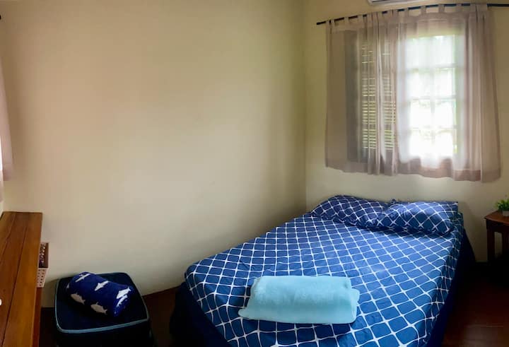 Спалня 1 горе 
Двойно легло 
1 допълнителен единичен матрак (1,80 x 0,60 x 0,10)
Климатик 
Възглавници , леко двойно одеяло, еластичен двоен чаршаф и калъфки за възглавници . 