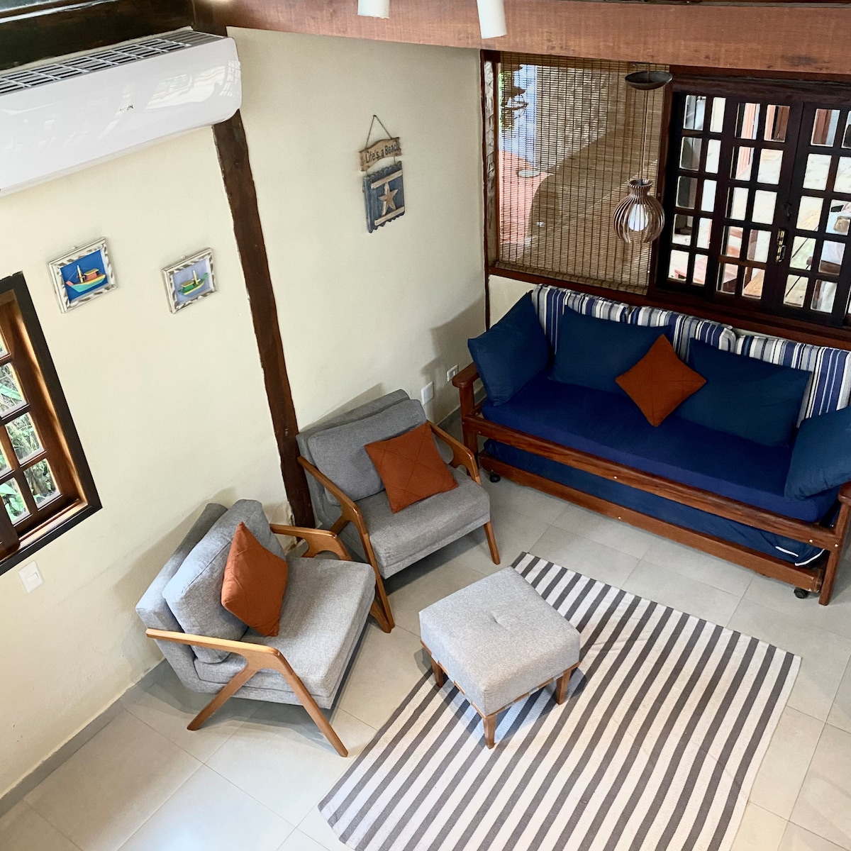 Sebule iliyo na kitanda cha sofa (vitanda 2 vya mtu mmoja), viti 2 vya mikono, puff , kiyoyozi na televisheni mahiri iliyo na chaneli zilizo wazi za SKY. 