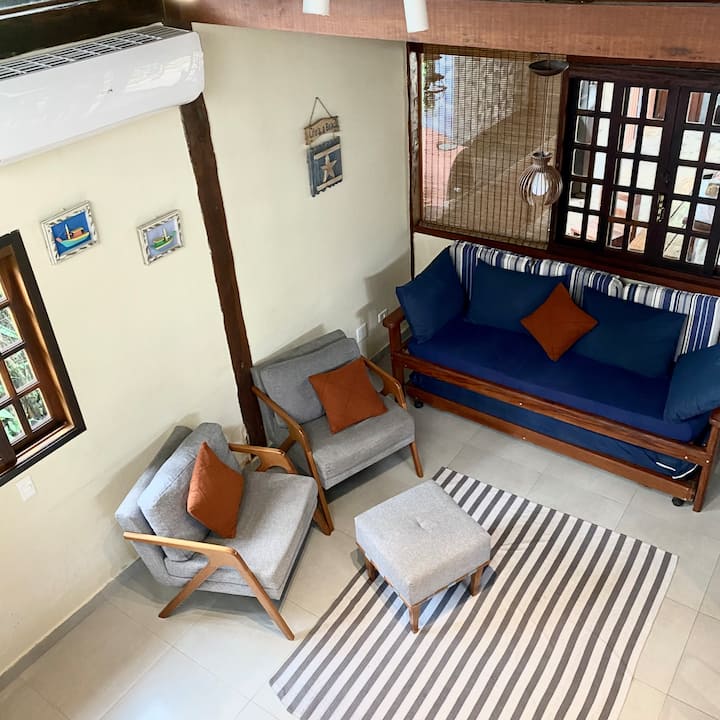 Всекидневна с разтегателен диван (2 единични легла), 2 фотьойла , пух , климатик и смарт телевизор с отворени канали на SKY. 