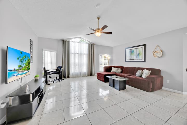 Cozy Single Story Condo Near Disney - Kissimmee, FL