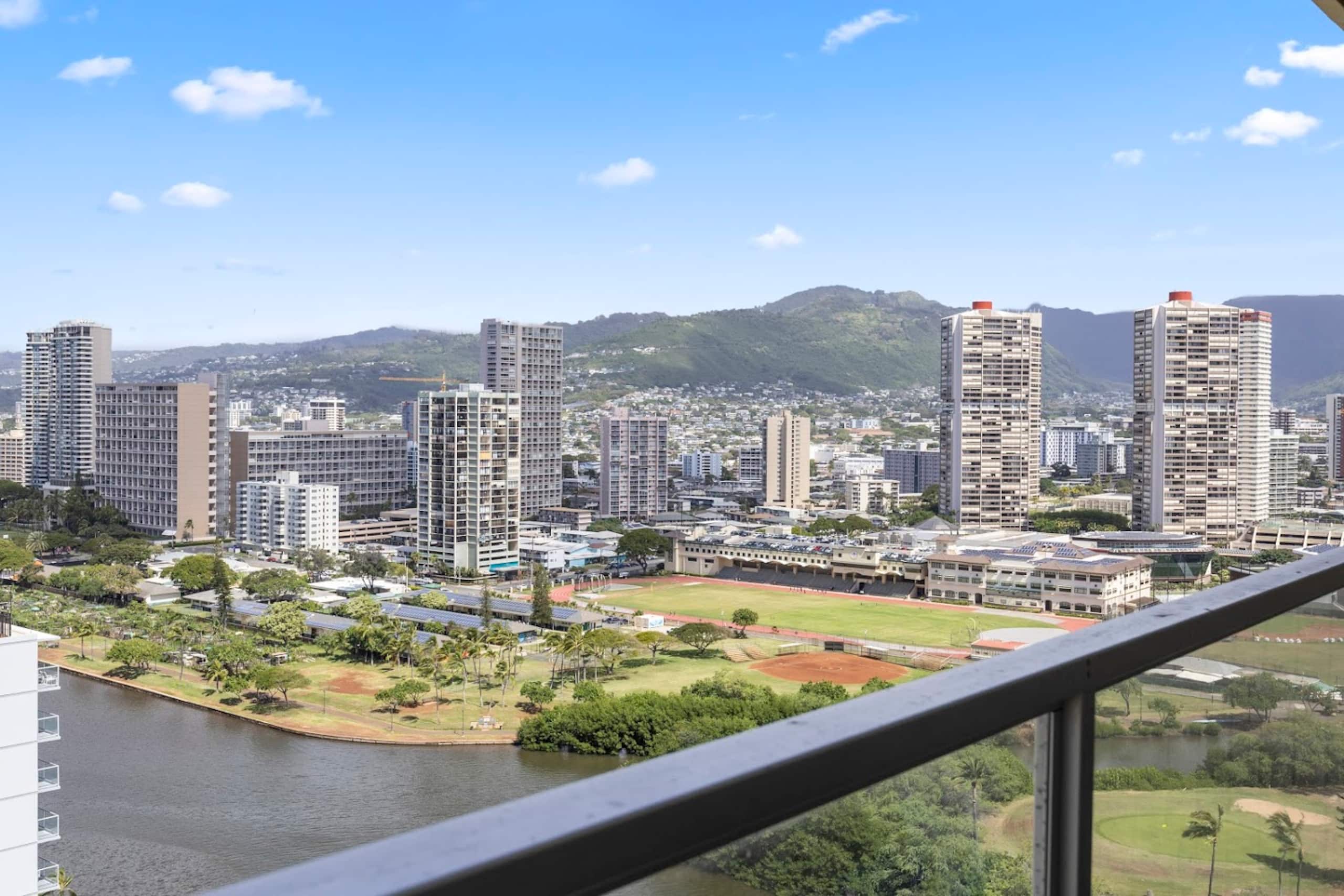 Condo in Honolulu · ★4.92 · Studio · 2 beds · 1 bath - Image 39