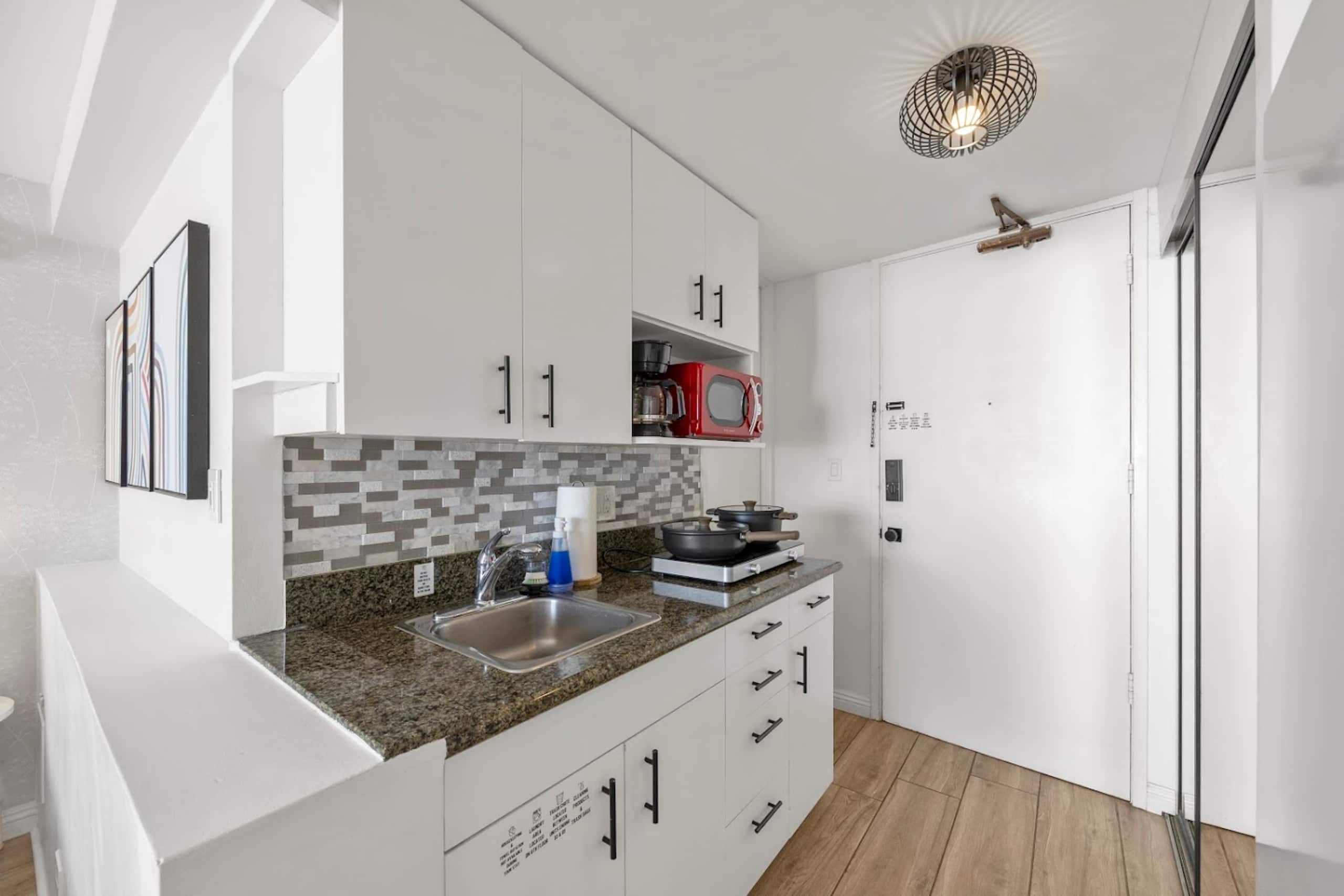 Condo in Honolulu · ★4.92 · Studio · 2 beds · 1 bath - Image 24