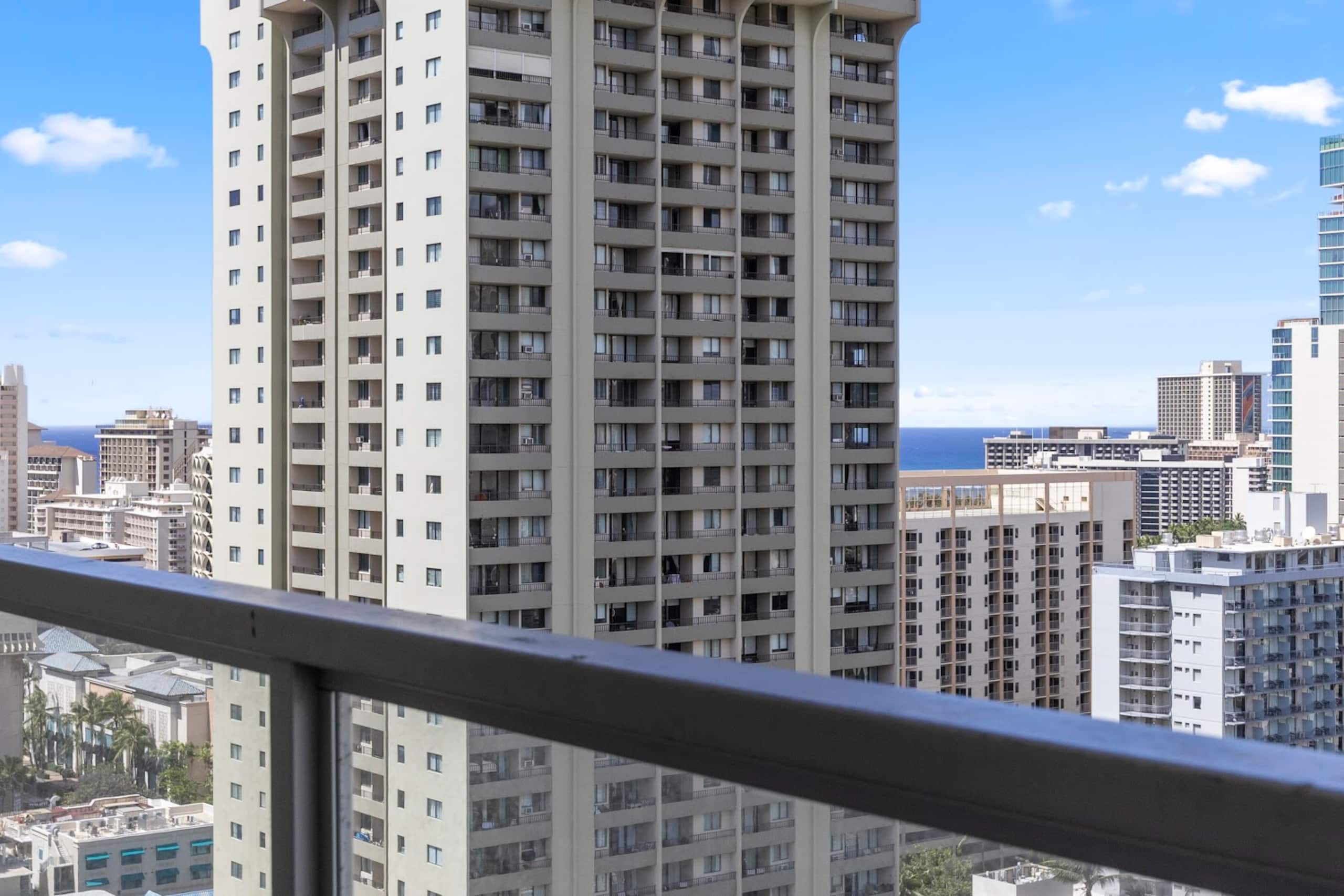 Condo in Honolulu · ★4.92 · Studio · 2 beds · 1 bath - Image 37