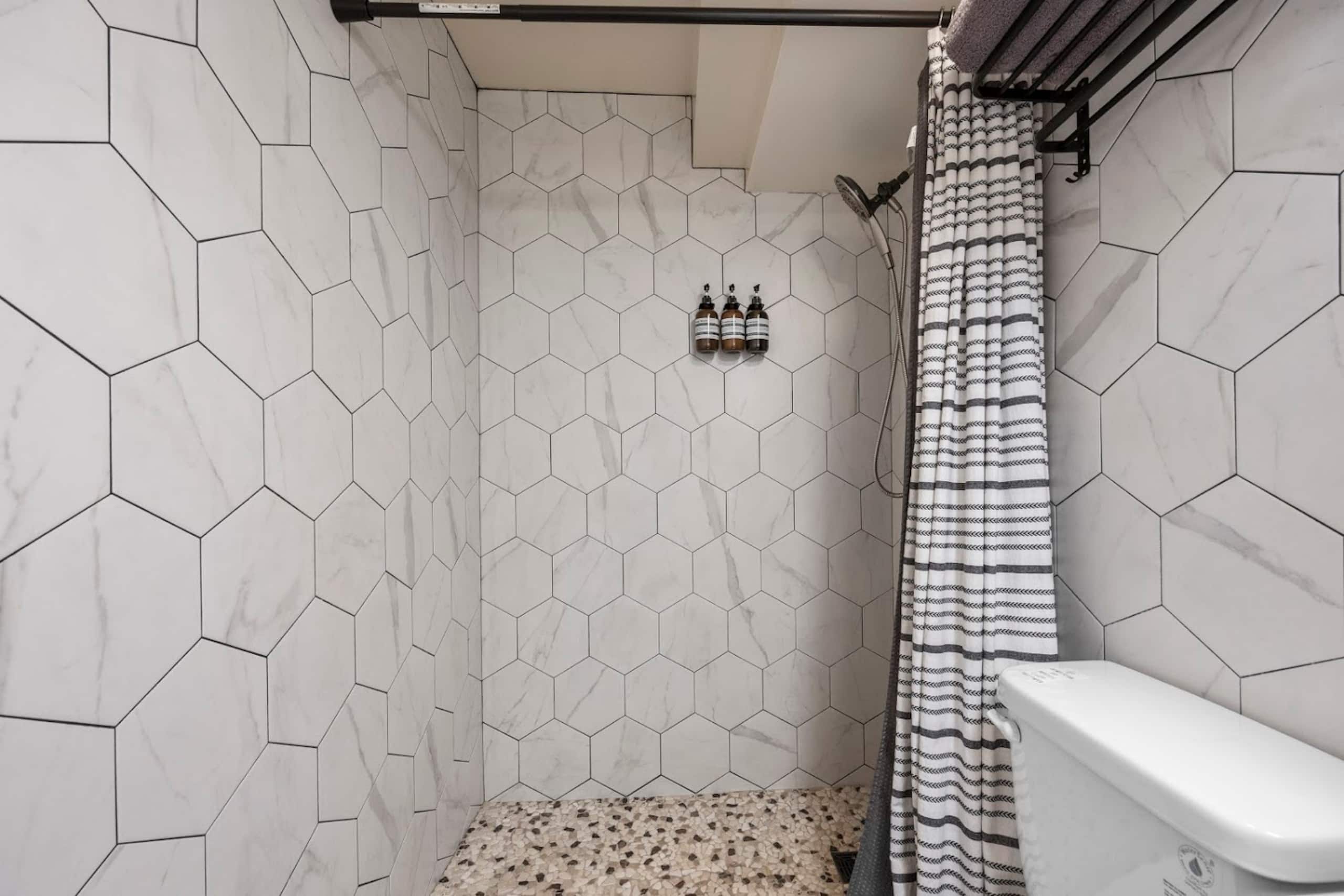 Condo in Honolulu · ★4.92 · Studio · 2 beds · 1 bath - Image 27