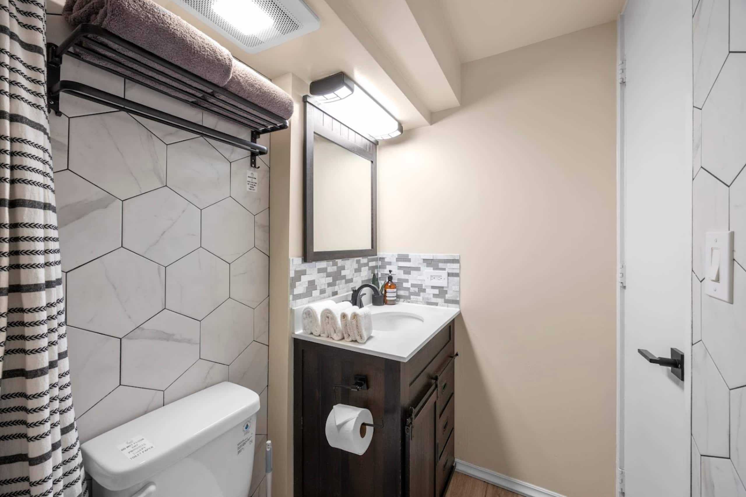 Condo in Honolulu · ★4.92 · Studio · 2 beds · 1 bath - Image 29