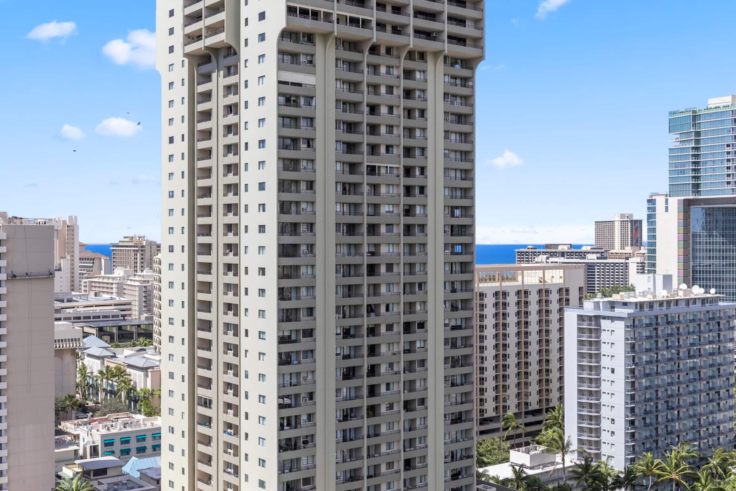 Condo in Honolulu · ★4.92 · Studio · 2 beds · 1 bath - Image 35