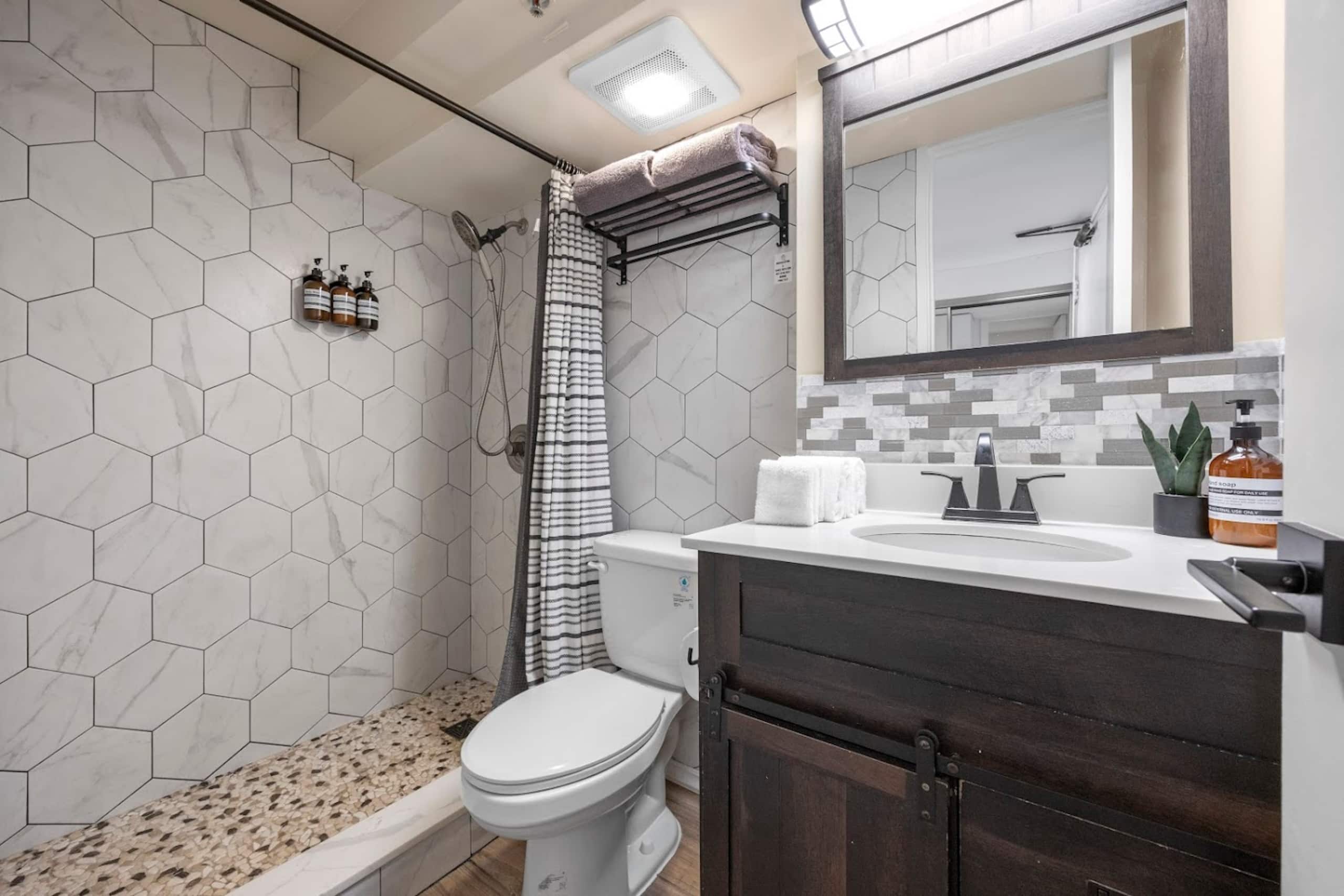 Condo in Honolulu · ★4.92 · Studio · 2 beds · 1 bath - Image 26