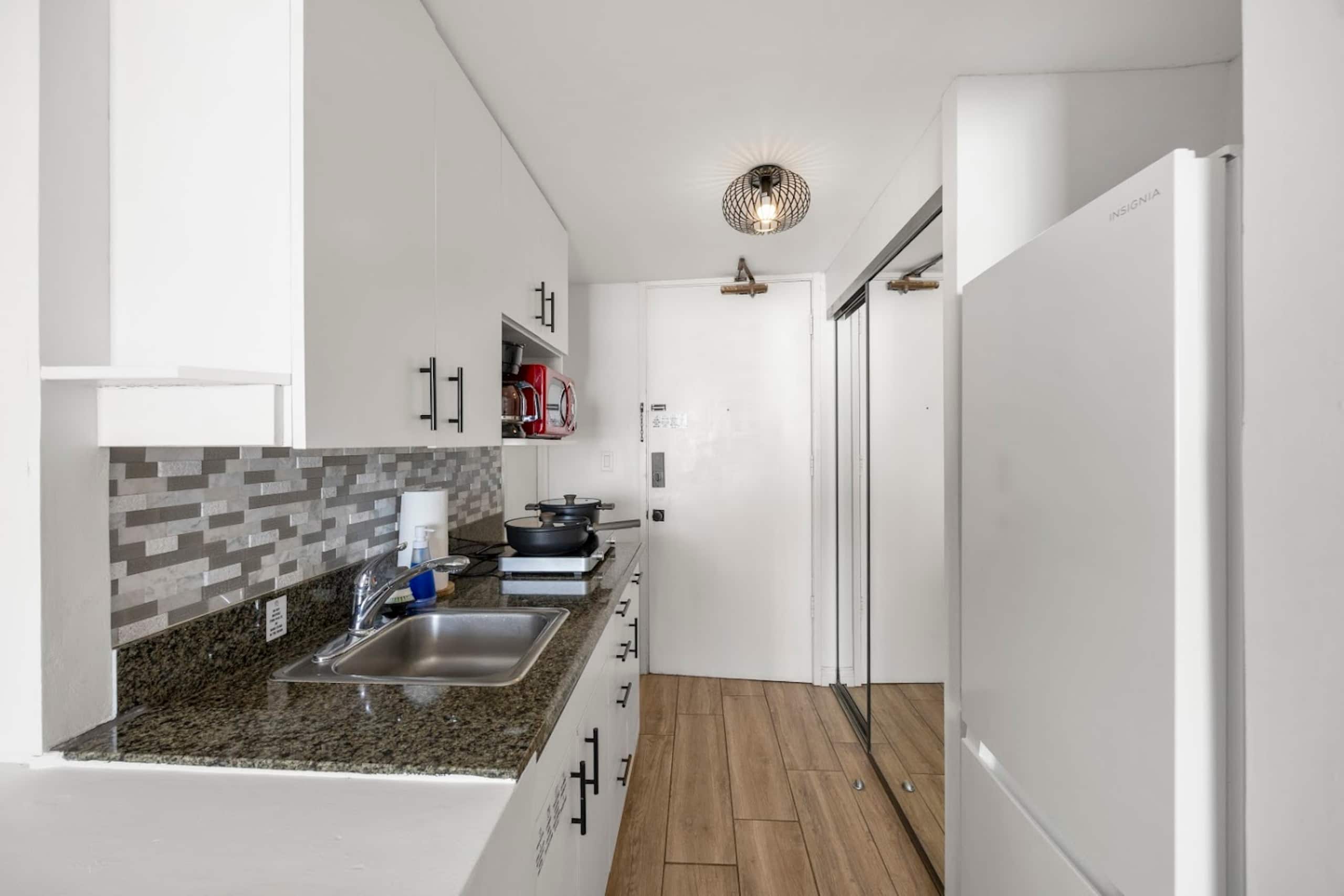 Condo in Honolulu · ★4.92 · Studio · 2 beds · 1 bath - Image 22