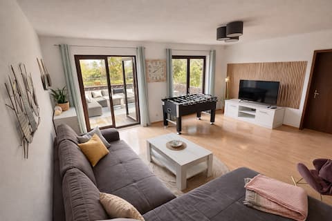 Sunny vacation apartment with garden for 6 people by the lake