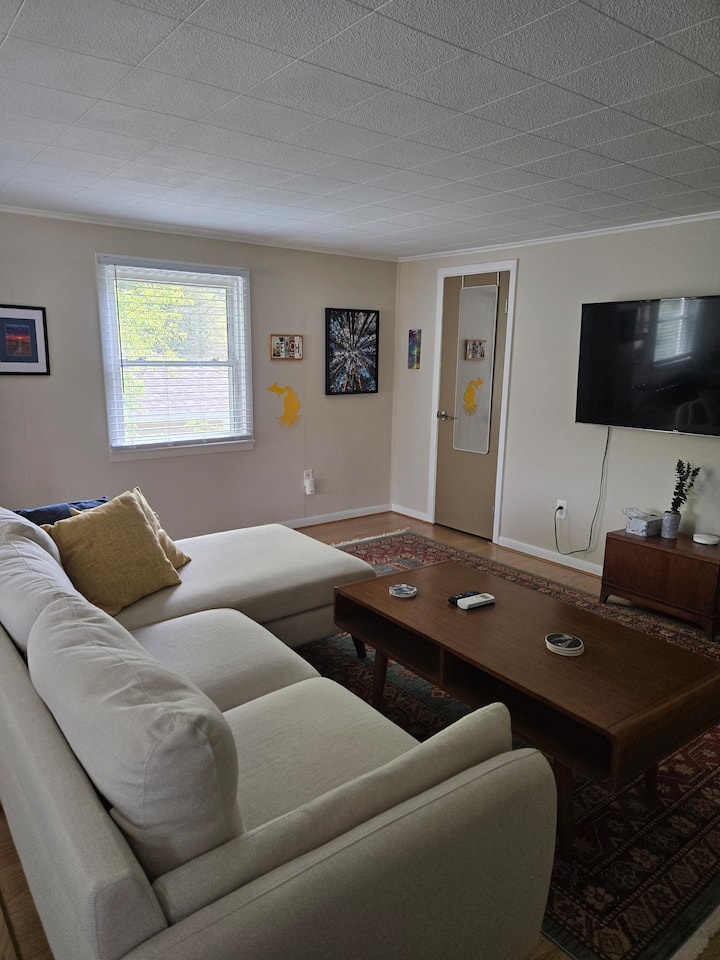 Cozy Beachwood Studio! Walk To Lake Michigan. - Muskegon, MI