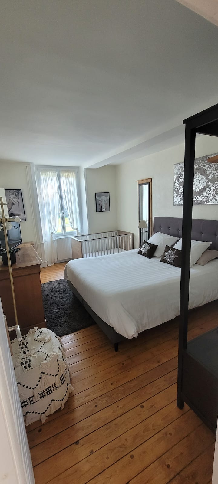 chambre du 1er étage avec son lit bébé 