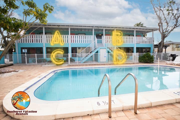 Family-friendly 4br Beach Walk Retreat + Pool! - Indian Rocks Beach, FL