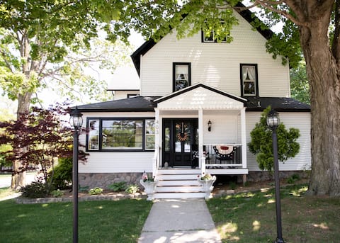 Downtown Lake Geneva Home! Walk 2 Everything!