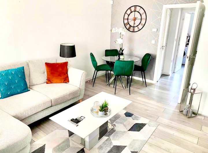 Modern 2-bed House, With Parking, Prime Location - Cardiff