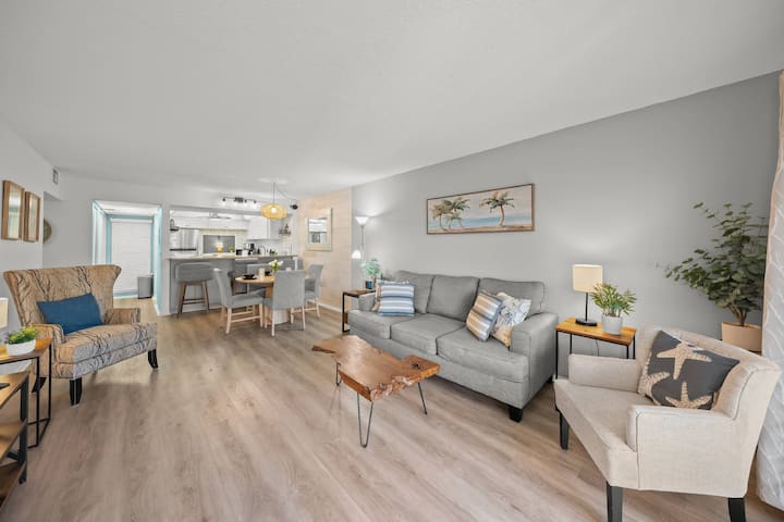 Peaceful Bayfront Retreat At Siesta Key's Bay Oaks - Siesta Key, FL