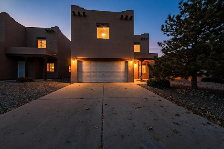 Spacious 4br Urban Country Home With Pool Table - Albuquerque, NM
