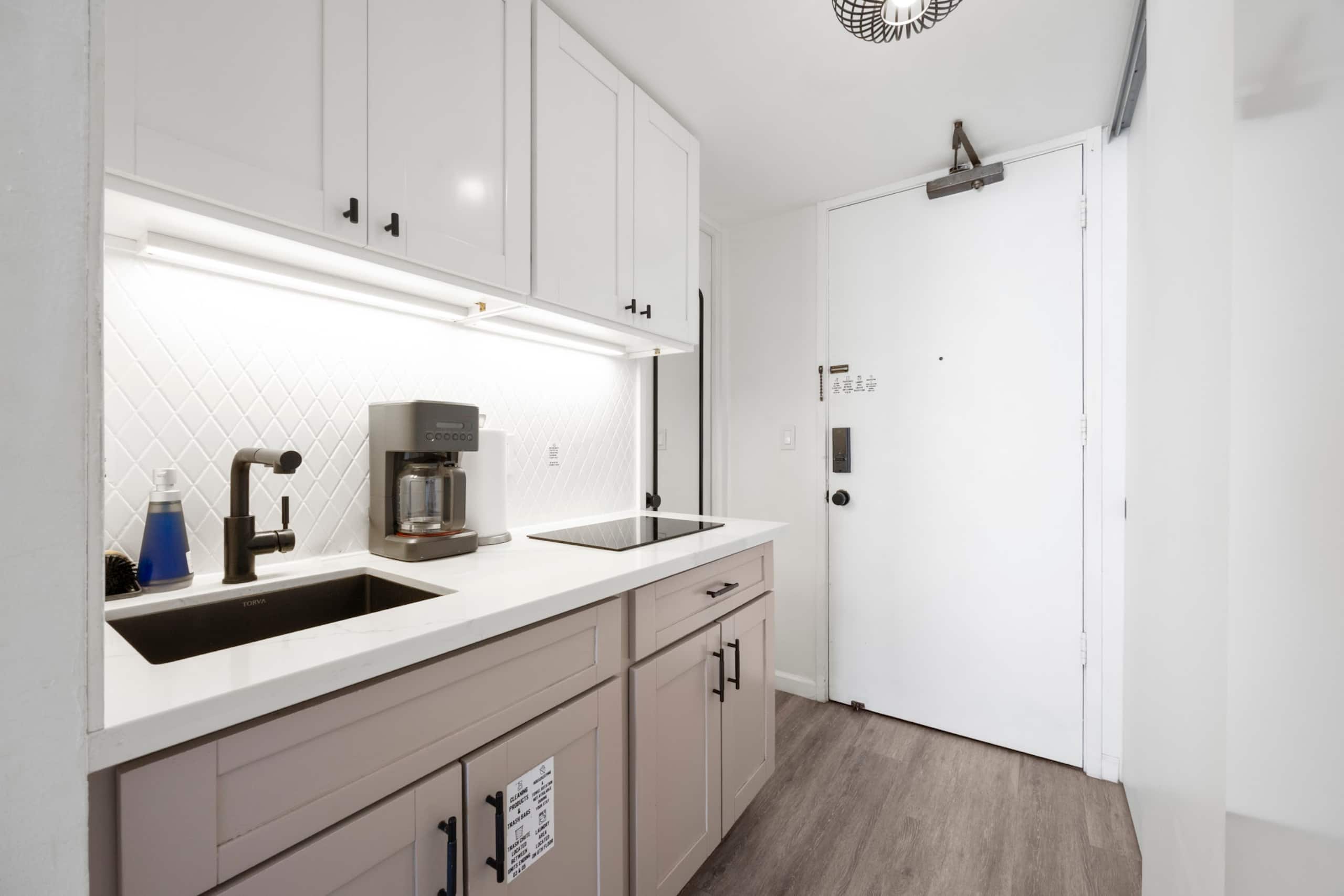 Condo in Honolulu · ★4.83 · Studio · 2 beds · 1 bath - Image 13