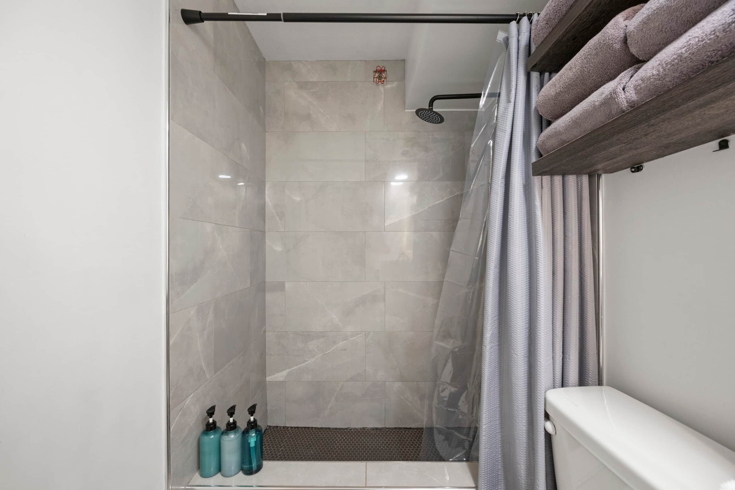 Condo in Honolulu · ★4.83 · Studio · 2 beds · 1 bath - Image 25