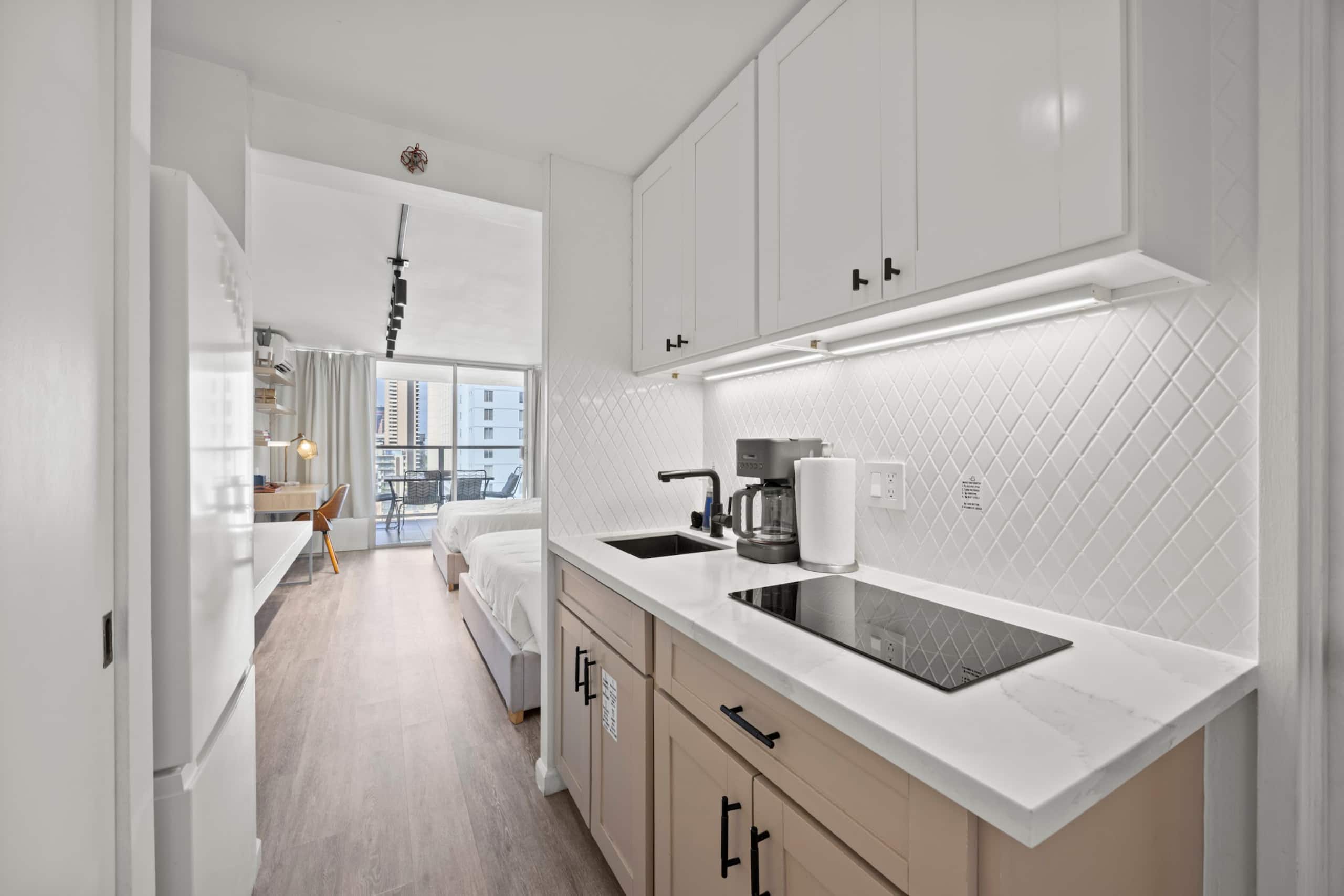 Condo in Honolulu · ★4.83 · Studio · 2 beds · 1 bath - Image 16