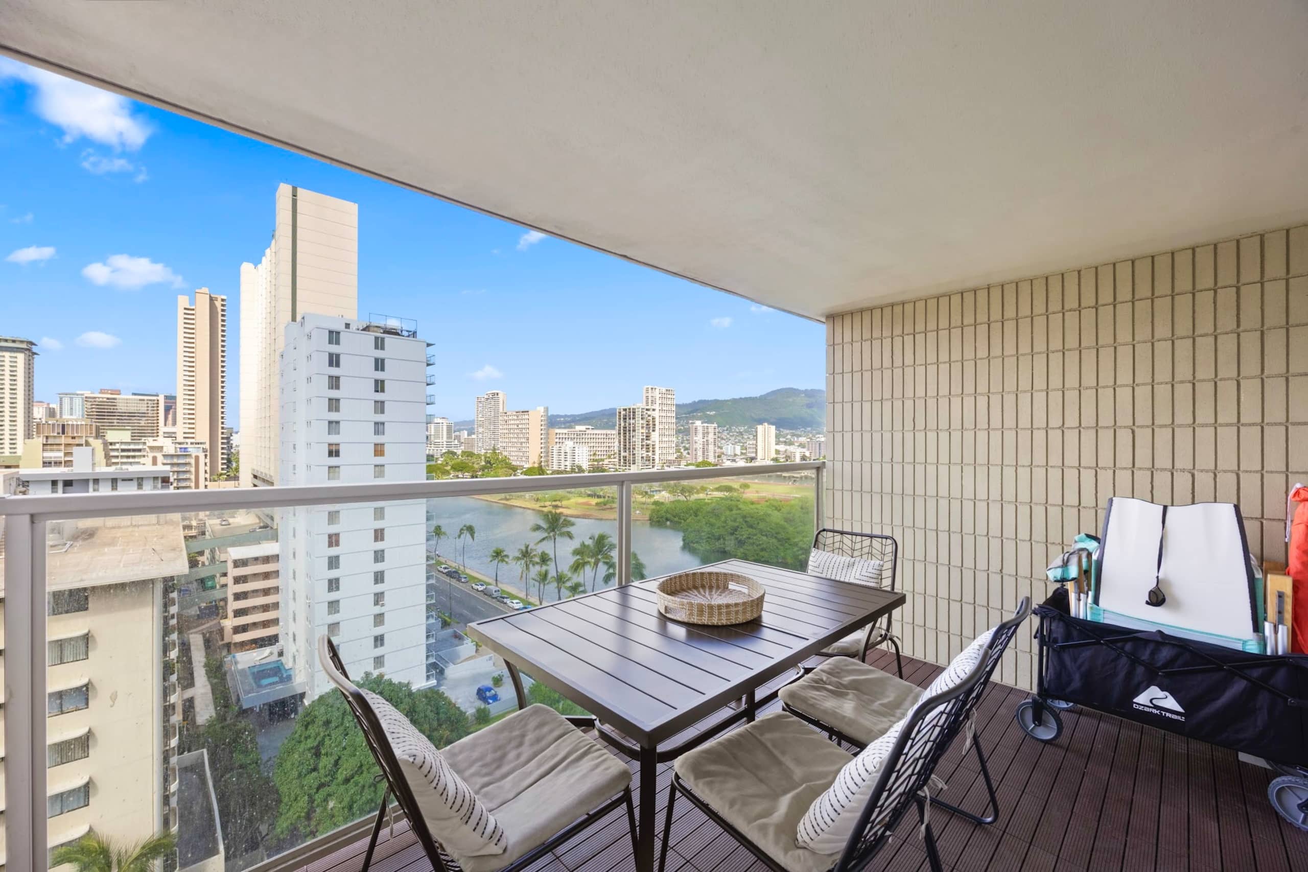 Condo in Honolulu · ★4.83 · Studio · 2 beds · 1 bath - Image 27