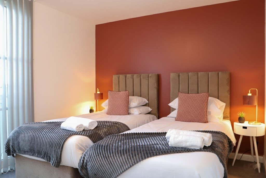 Shtroja të buta, dekor i qetë dhe ndriçim i ngrohtë për një pushim të përkryer gjatë natës.