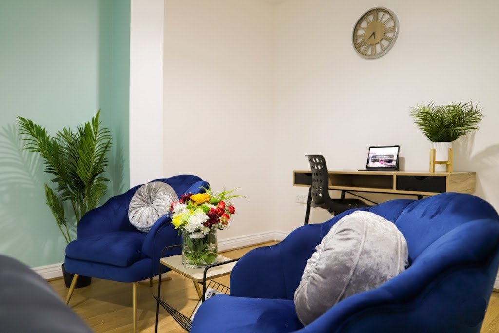 Dhoma e ndenjjes /Dhoma e ngrënies 

Nga dera në kopsht 
Dhomë ndenjjeje e bollshme me ndenjëse të rehatshme dhe një televizor me ekran të sheshtë.