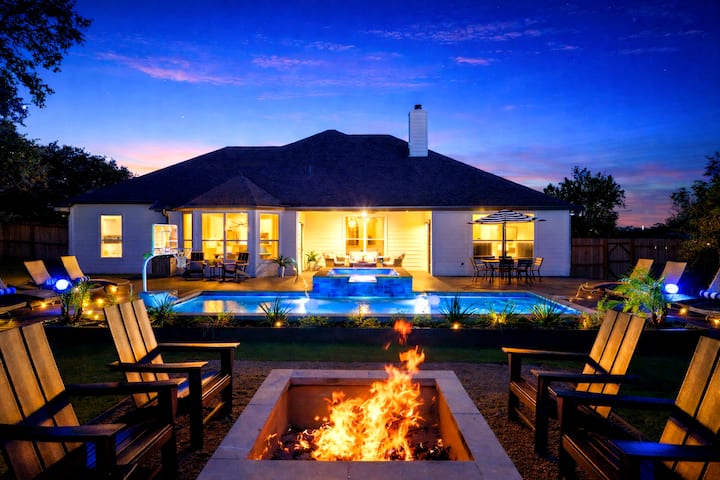South Austin Backyard Oasis W/ 17 Beds: Pool & Spa - Austin, TX